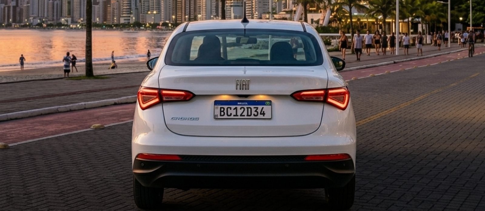 Veículo da frota Dubai Auto na orla de Balneário Camboriú ao entardecer